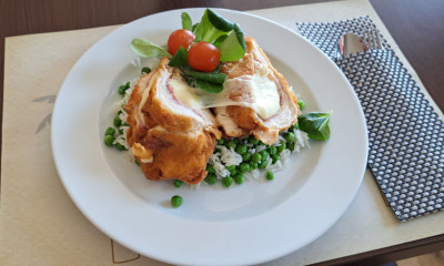 Fekete erdei sonkával és sajttal töltött csirkemell