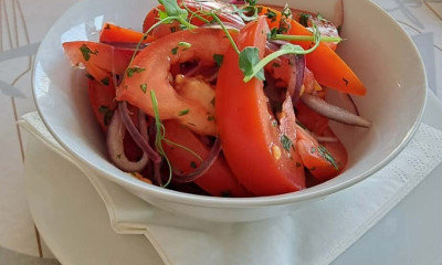 Hagymás paradicsomsaláta