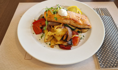 Lazacfilé roston zöldséges metélttel