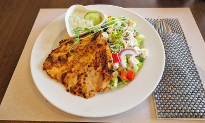 Pácolt csirkemell görög salátával és tzatzikivel